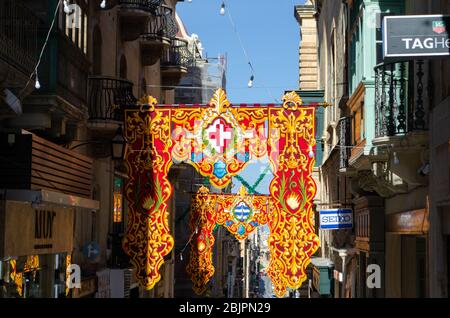 Valleta Malta 9. Februar 2020: Leuchtende Banner am religiösen Fest des St. Paul's Shipwreck Stockfoto