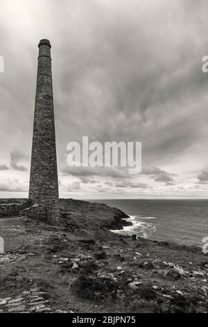 Botallack Mine, UNESCO-Weltkulturerbe, Penwith Peninsula, Cornwall, Großbritannien. Schwarz-weiße Version mit Sepia-Ton Stockfoto