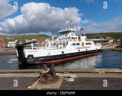 Die Caledonian MacBrayne Fähre MV Loch Shira nähert sich der Verladerampe in Largs, North Ayrshire, Schottland. Stockfoto