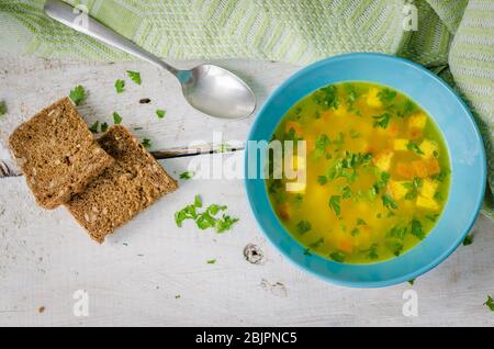 Zuppa Imperiale - Italienische Suppe mit Eiern und Parmesan-Käse, Gericht der Emilia Romagna. Kaiserliche Suppe auf Holztisch. Omelette in Hühnerbrühe mit Pars Stockfoto