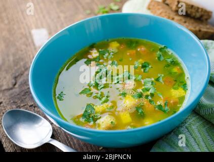 Zuppa Imperiale - Italienische Suppe mit Eiern und Parmesan-Käse, Gericht der Emilia Romagna. Kaiserliche Suppe auf Holztisch. Omelette in Hühnerbrühe mit Pars Stockfoto