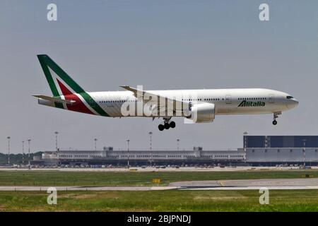 I-DISU Alitalia Boeing 777-243(er) bei Malpensa (MXP/LIMC), Mailand, Italien Stockfoto