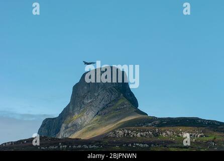 Ein Tornado GR4 Flugzeug fliegt über eine Sgurr auf der Isle of Eigg eines der kleinen Gruppe Inseln Inseln der Inneren Hebriden in Schottland. Stockfoto