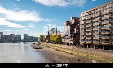 Moderne Wohnarchitektur, Themse, London. Die Flussseite façade der modernen Wohnungen an der Themse an einem hellen Herbsttag. Stockfoto