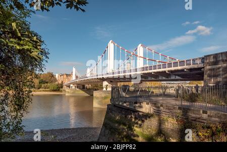 Chelsea Bridge, London. Ein Blick vom Südufer der Themse an einem hellen Herbsttag. Stockfoto