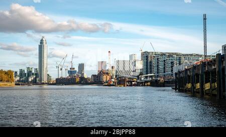Die Themse von Battersea in Richtung Vauxhall. Ein ehemaliges Industriegebiet nach dem Umbau des Battersea Power Station und der neuen US-Botschaft. Stockfoto