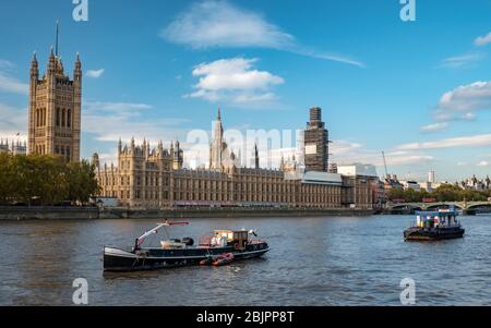 Palace of Westminster und Houses of Parliament, London, mit St. Stephen's Tower (Big Ben), der wegen Reparaturarbeiten in Gerüsten gehüllt ist. Stockfoto