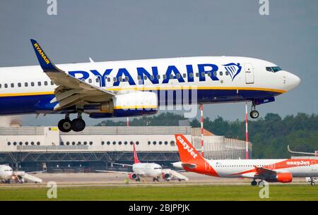 Nahaufnahme Ryanair Boeing 737-800 Next Gen, Landung in Malpensa (MXP / LIMC), Mailand, Italien Stockfoto