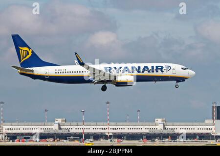 Ei-DHW Ryanair Boeing 737-800 Next Gen, Landung in Malpensa (MXP / LIMC), Mailand, Italien Stockfoto