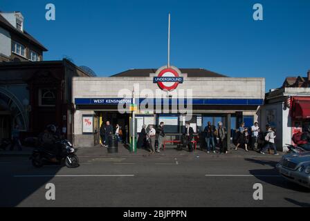 Kleiner Eingang aus Beton Londoner U-Bahn-Bushaltestelle 1920er Jahre Architektur Art Deco West Kensington Station., North End Road, London, W14 Charles Holden Stockfoto