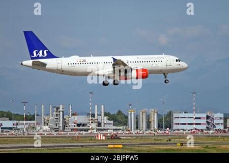 OY-KAN SAS - Scandinavian Airlines, Airbus A320-200 AT in Malpensa (MXP / LIMC), Mailand, Italien Stockfoto