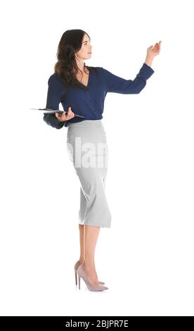 Junge schöne Frau mit Clipboard auf weißem Hintergrund Stockfoto