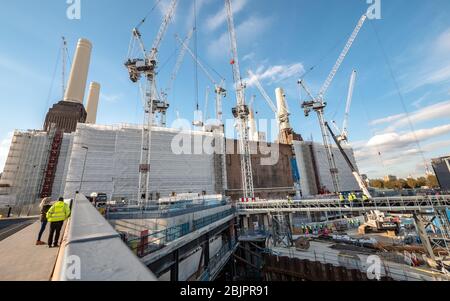 Sanierung des Battersea Power Station. Ein großes Bauprojekt zur Gentrifizierung des berühmten Londoner Wahrzeichen. Stockfoto