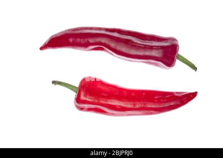Zwei rote Ramiro Paprika auf weiß isoliert. Platz für Text Stockfoto