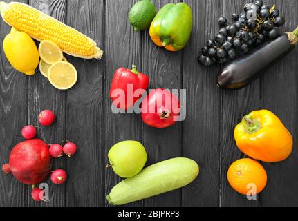 Verschiedene Früchte und Gemüse auf hölzernen Hintergrund Stockfoto