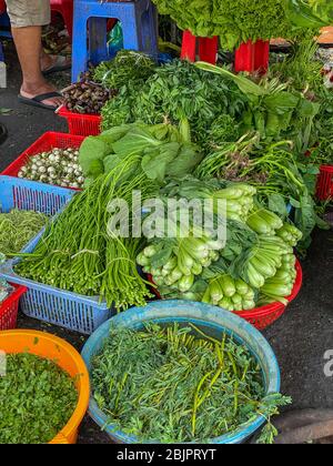 Verschiedene Arten von Gemüse zum Verkauf auf dem Basar in Vietnam Stockfoto