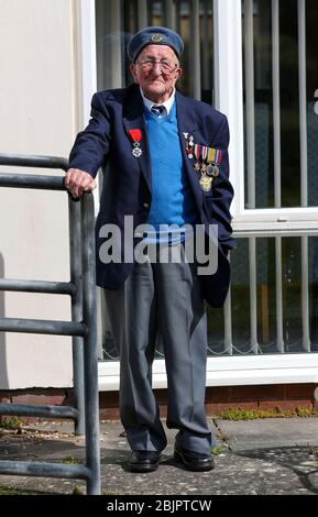 Der 99-jährige D-Day-Veteran Stanley Northeast aus Rustington, Sussex, ruft die Öffentlichkeit auf, am VE Day nach Veteranen zu klatschen, während er heute für NHS-Helden klatscht. Stockfoto