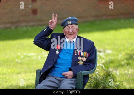 Der 99-jährige D-Day-Veteran Stanley Northeast aus Rustington, Sussex, ruft die Öffentlichkeit auf, am VE Day nach Veteranen zu klatschen, während er heute für NHS-Helden klatscht. Stockfoto