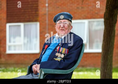 Der 99-jährige D-Day-Veteran Stanley Northeast aus Rustington, Sussex, ruft die Öffentlichkeit auf, am VE Day nach Veteranen zu klatschen, während er heute für NHS-Helden klatscht. Stockfoto