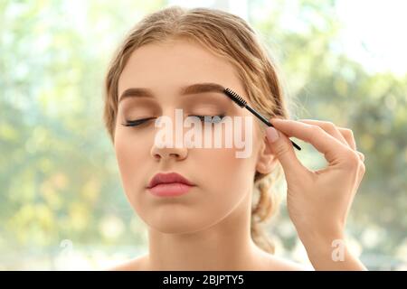 Junge Frau, die augenbraue Korrektur Verfahren im Beauty Salon Stockfoto