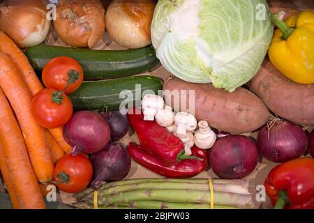 Schachtel mit verschiedenen frischen Gemüsen, geliefert vom Gemüsehändler in London Stockfoto