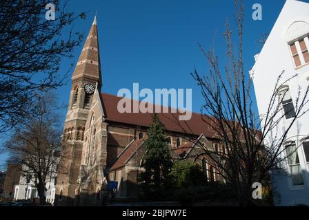 Viktorianische gotische Architektur London Stock Brick Red Tower Clock Shepherds Bush St Simons Church, Rockley Road, London W14 von Sir Arthur Blomfield Stockfoto