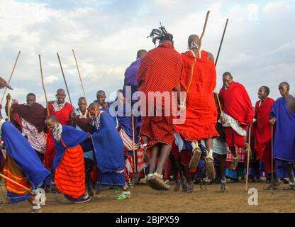 Stammestanz bei einer Maasai-Zeremonie Maasai ist eine ethnische Gruppe von halbnomadischen Menschen, die in Tansania fotografiert wurden Stockfoto