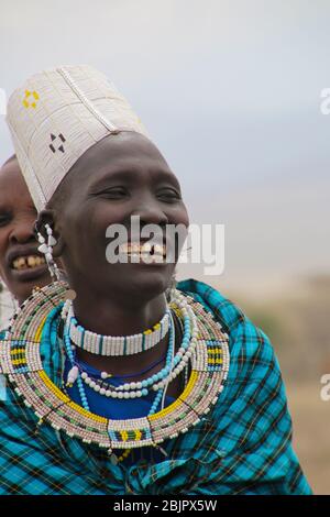 Stammestanz bei einer Maasai-Zeremonie Maasai ist eine ethnische Gruppe von halbnomadischen Menschen, die in Tansania fotografiert wurden Stockfoto