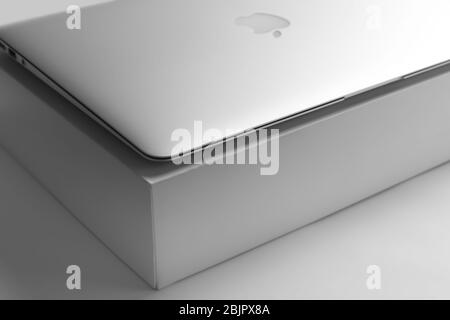 KIEW, UKRAINE - 13. OKTOBER 2017: Apple Silber MacBook Air auf Box Stockfoto