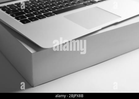 KIEW, UKRAINE - 13. OKTOBER 2017: Apple Silber MacBook Air auf Box Stockfoto