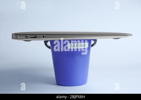 KIEW, UKRAINE - 13. OKTOBER 2017: Apple Silber MacBook Air auf hellem Hintergrund Stockfoto