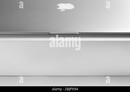 KIEW, UKRAINE - 13. OKTOBER 2017: Apple Silber MacBook Air auf Box Stockfoto