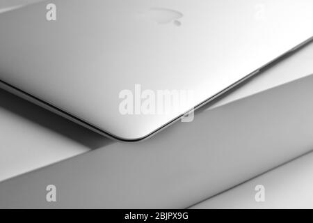 KIEW, UKRAINE - 13. OKTOBER 2017: Apple Silber MacBook Air auf Box Stockfoto