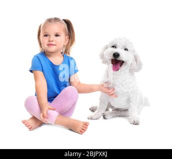 Entzückende kleine Mädchen mit ihrem Hund auf weißem Hintergrund Stockfoto