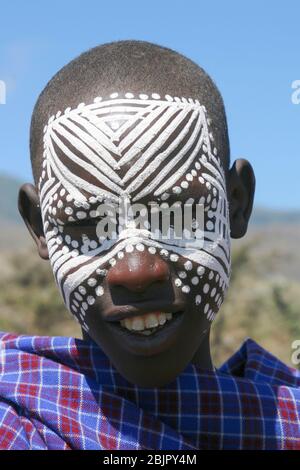 Ein Teenager Maasai mit bemaltem Gesicht nach der "emorata" Zeremonie, die die Beschneidung und das Recht der Passage ist, Mitglied des Kriegers zu werden oder ' Stockfoto