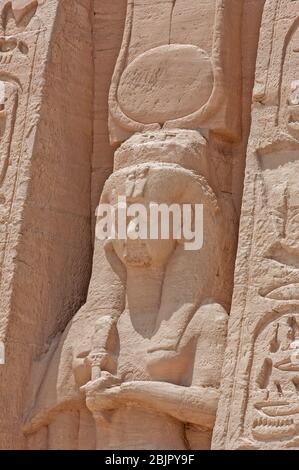 Antiker ägyptischer Tempel in Abu Simbel mit Nahaufnahme Detail der riesigen Statue zeigt Königin Nefertari Stockfoto