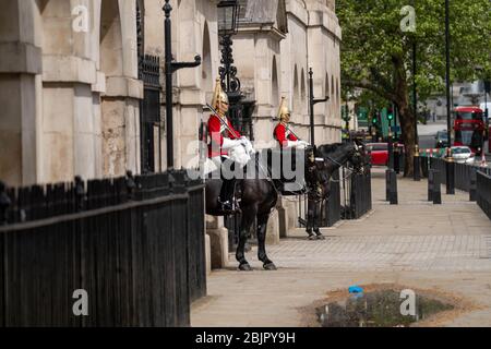 London, Großbritannien. April 2020. Ein verlassener Whitehall Bürgersteig mit nur dem Haushalt Calvary im Dienst Kredit: Ian Davidson / Alamy Live News Stockfoto