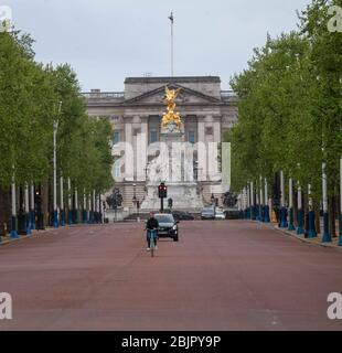 London, Großbritannien. April 2020. Eine nahe gelegene verlassene Mall führt zum Buckingham Palace Credit: Ian Davidson/Alamy Live News Stockfoto