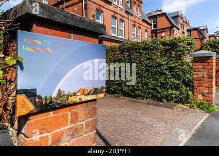 Ein großes Foto eines doppelten Regenbogens über Heathville Road Gloucester, das der lokalen Gemeinschaft während der Covid 19-Sperre Hoffnung gab. Stockfoto