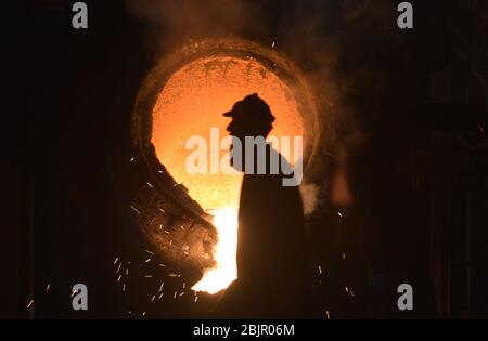 Pakistanische Schmiede arbeiten in einer Eisenformfabrik im Industriegebiet vor dem Internationalen Tag der Arbeit in Lahore, Pakistan am 30. April 2020. Eine Feier auf der ganzen Welt, um denjenigen zu danken, die 1886 in Chicago ihr Leben für die Rechte der Arbeiter niedergelegt haben, mit dem Thema der Vereinigung der Arbeiter für soziale und wirtschaftliche Förderung. Es war im Jahr 1972, als Pakistans erste Arbeitspolitik entwickelt wurde und der 1. Mai offiziell als Feiertag erklärt wurde. Der Tag der Arbeit ist ein jährlicher Feiertag, der am 1. Mai in der ganzen Welt gefeiert wird und aus den Bemühungen der Gewerkschaftsbewegung hervorging, um die Feier zu feiern Stockfoto