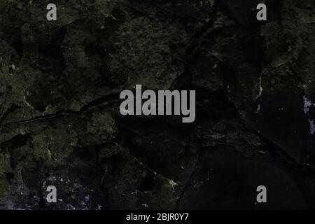 Sehr dunkle gräuliche Oberflächenstruktur auf einer steinigen und rissigen Oberflächenstruktur. Für abstrakte Hintergründe. Deutschland Stockfoto