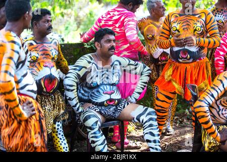 Pulikkali oder Tiger tanzen Darsteller aus den Straßen von Thrissur, Kerala, Indien während Onam Feier Stockfoto