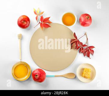 Zusammensetzung mit Honig, Apfel und Granatäpfel für Rosh Hashanah Urlaub auf weißem Hintergrund, Draufsicht Stockfoto