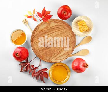 Zusammensetzung mit Honig, Apfel und Granatäpfel für Rosh Hashanah Urlaub auf weißem Hintergrund, Draufsicht Stockfoto
