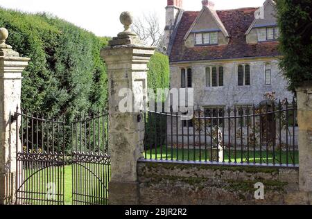 Herrenhaus aus dem 17. Jahrhundert in Garsington Oxford mit einem neu gepflanzten grünen Innenhof im Frühjahr 2020 Stockfoto