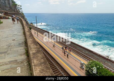 Eisenbahn entlang der Küste, die nach Vernazza Dorf. Cinque Terre, Italien Stockfoto