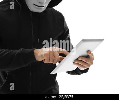 Professioneller Hacker mit Tablet auf weißem Hintergrund Stockfoto