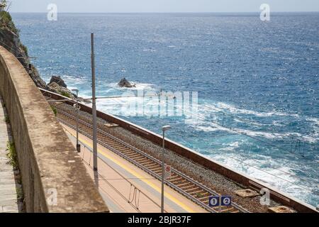 Eisenbahn entlang der Küste, die nach Cinque Terre, Italien Stockfoto