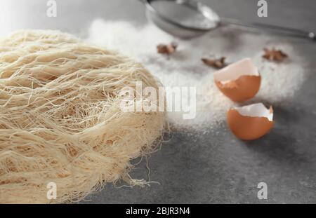 Zerfetzter dünner Teig auf dem Tisch Stockfoto