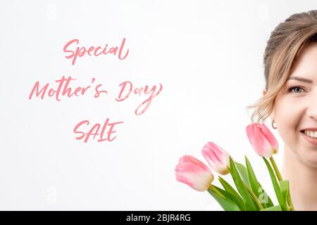 Porträt von lächelnden schöne Frau mit rosa Tulpen auf weißem Hintergrund mit Text Special Mother's Day Sale. Stockfoto